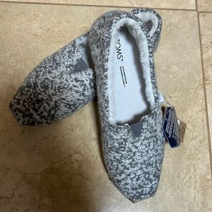 Toms Christmas Tree design with fuzzy inside. Never worn 6.5